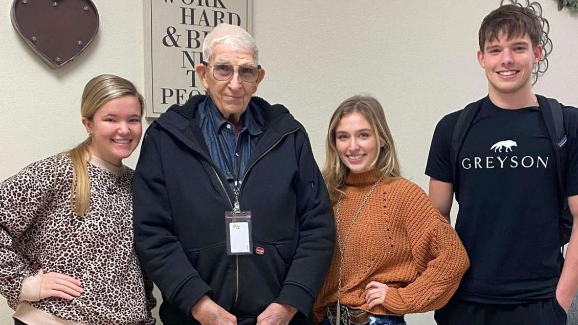 Estudiantes reunieron 220 millones de pesos para jubilar al conserje de su colegio