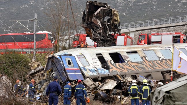  Grecia enfrenta protestas tras choque de trenes que dejó 42 muertos  