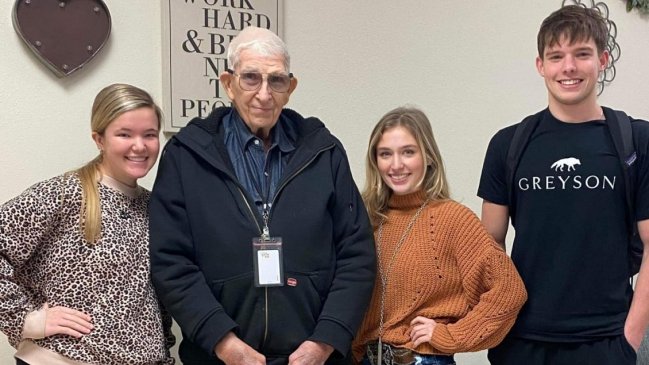 Estudiantes reunieron 220 millones de pesos para jubilar al conserje de su colegio