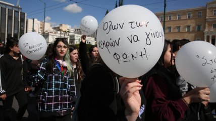   Miles de jóvenes protestan en toda Grecia por choque de trenes con 57 muertos 
