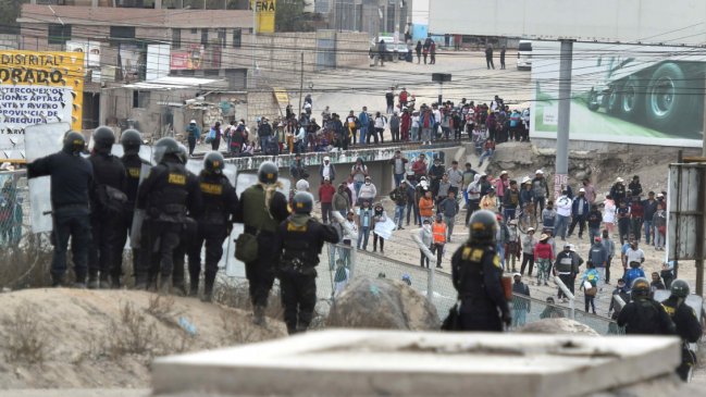Muere un militar peruano y desaparecen otros cinco tras lanzarse a río cuando huían de manifestantes