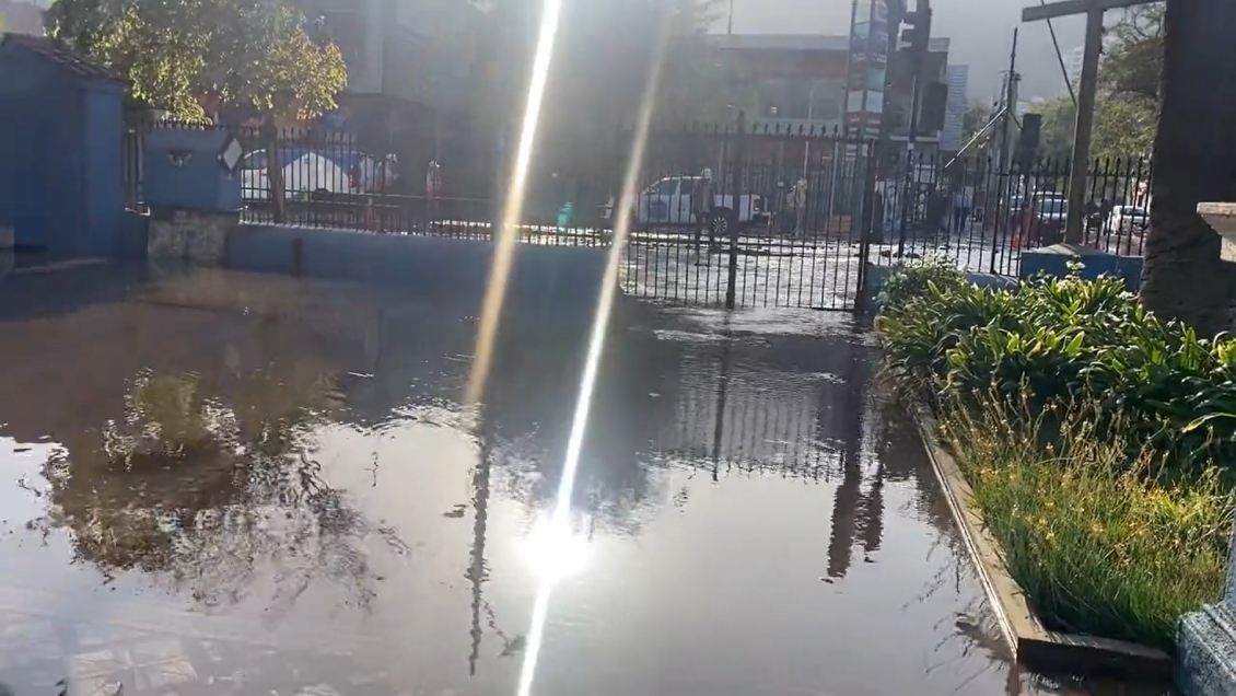 Rotura de matriz en Recoleta provocó cortes de calle e inundó a iglesia considerada patrimonio nacional