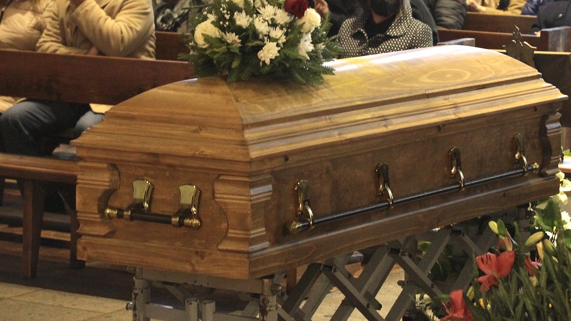 Avisan a un padre a punto de incinerar a su hijo de que el muerto no era él