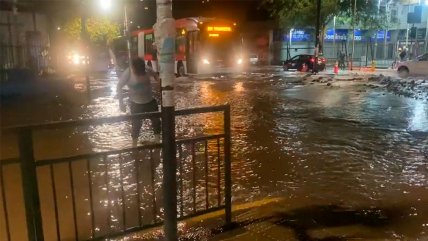   Rotura de matriz en Recoleta complica el tránsito en sector de Santos Dumont 