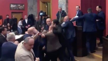   Diputados en Georgia se van a los golpes en medio de discusión de la ley por agentes extranjeros 