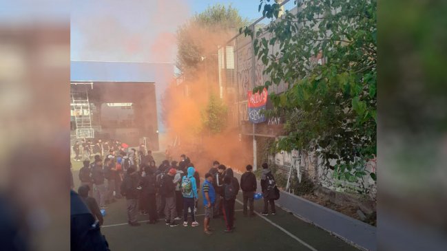   Estudiantes lanzaron fuegos artificiales en velatón por muerte de alumno del Liceo de Aplicación 