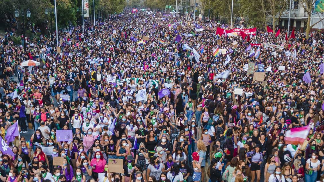 Estudio del CNTV revela que matinales, publicidad y humor son los espacios televisivos más denigrantes con las mujeres