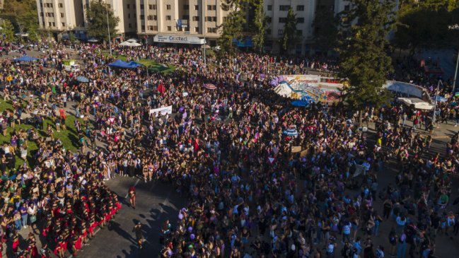 Organizadoras cifraron en más de 400 mil las participantes en marcha 8M en Santiago