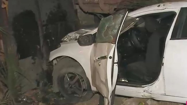 Delincuente terminó con auto robado incrustado en una casa de Recoleta