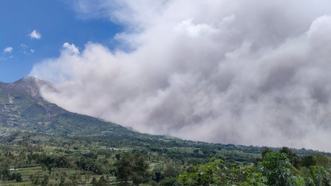  El volcán indonesio Merapi, de los más activos del mundo, entró en erupción  