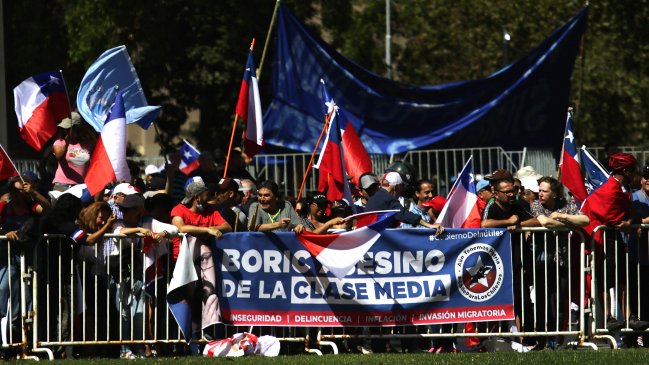 Manifestantes de extrema derecha lanzaron maíz al Ministerio de Defensa