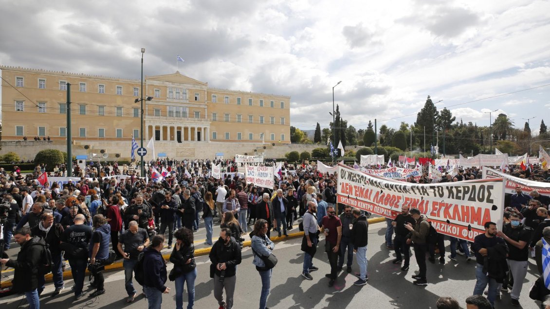 Masivas protestas en Grecia por el accidente de tren con 57 muertos
