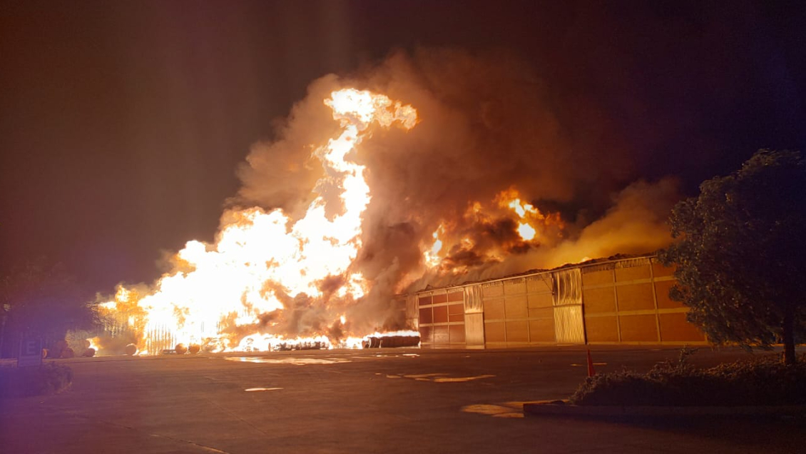 Bomberos controló gran incendio en bodegas de Pudahuel