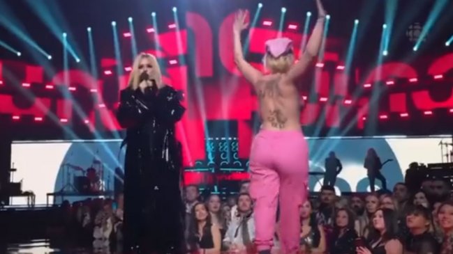 Avril Lavigne confrontó a manifestante semi desnuda en los Juno Awards