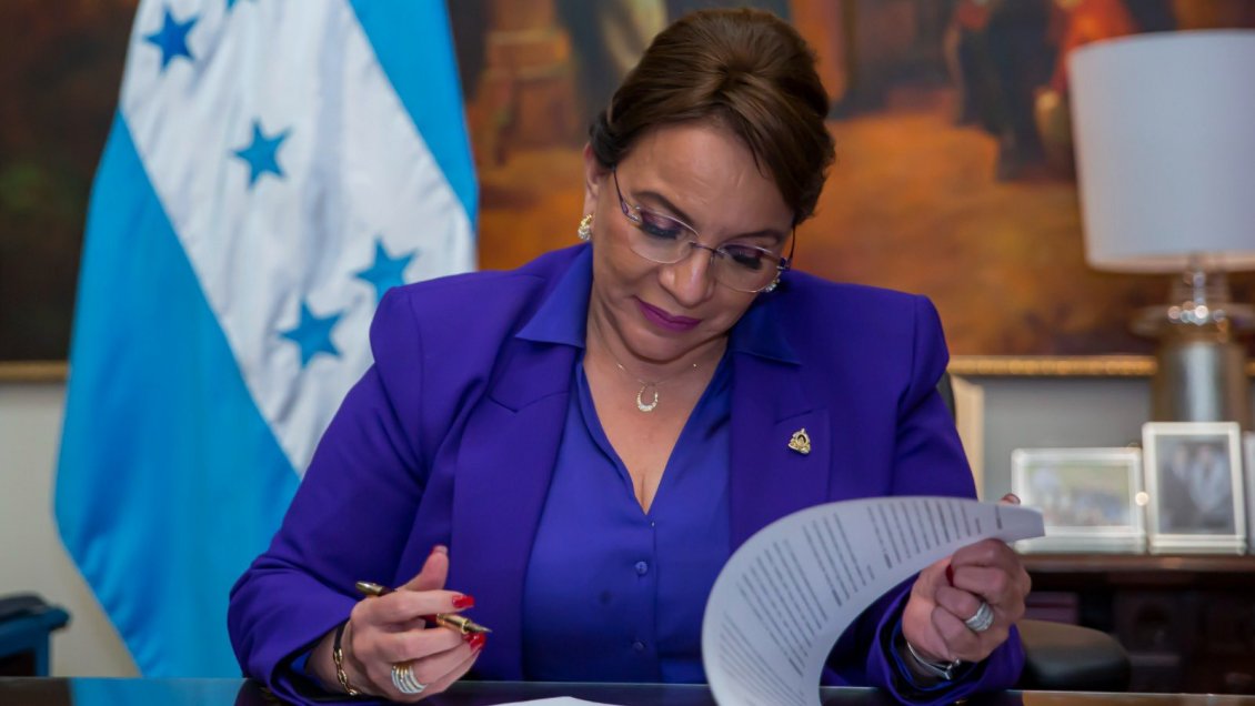 Presidenta de Honduras ordena a su canciller abrir relaciones con China