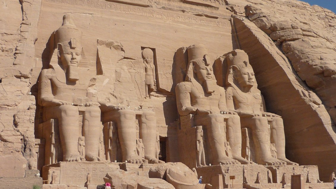 Encuentran la base de la estatua de Ramsés II y una esfinge en este de El Cairo