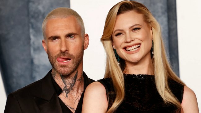 Con besos incluidos: Adam Levine y Behati Prinsloo hacen primera aparición en alfombra roja después de escándalo