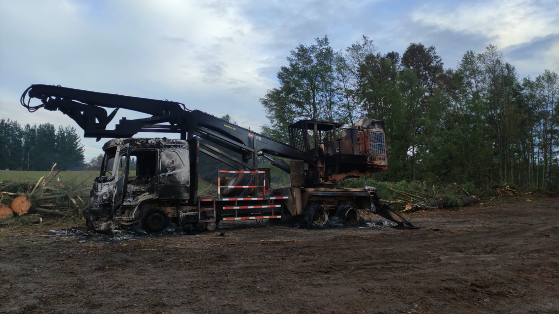 Ataque incendiario se registró en Cunco: Quemaron camiones y maquinaria forestal