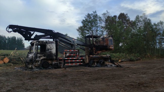 Ataque incendiario se registró en Cunco: Quemaron camiones y maquinaria forestal