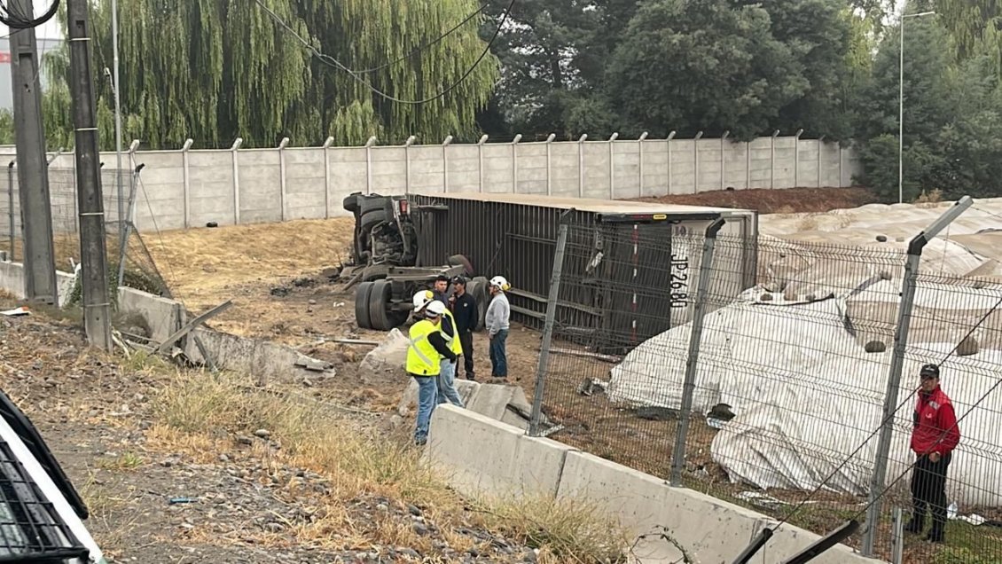 Vehículo que transitaba a alta velocidad provocó volcamiento de un camión en la Ruta 5 Sur
