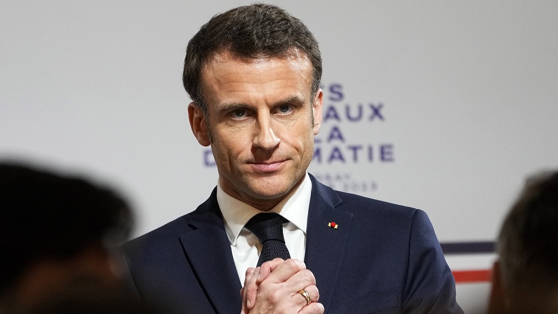 Por apenas nueve votos, Macron salvó su Gobierno y su reforma de pensiones