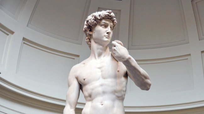 Directora de colegio es despedida por mostrar fotos de David de Miguel Ángel: “Es pornográfico”