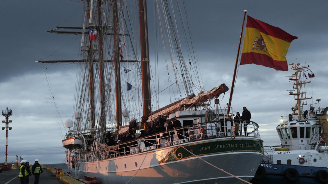 Buque escuela español llega a Chile tras difícil paso por estrecho Magallanes