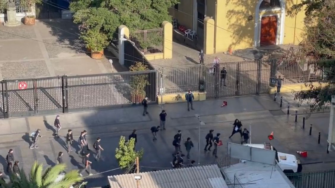 Disturbios al exterior del Instituto Nacional se registran previo al Día del Joven Combatiente