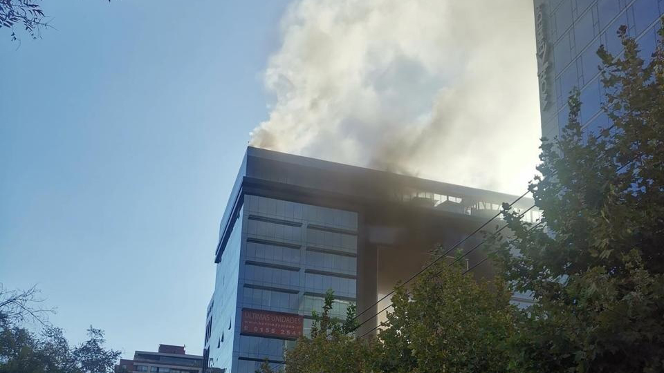 Bomberos contuvo incendio en restaurante ubicado sobre edificio de Vitacura