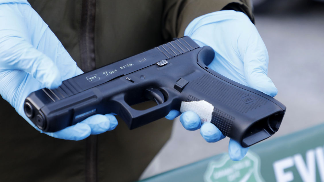 A lo mafioso: Vehículo estacionado fue baleado y destruido con bates