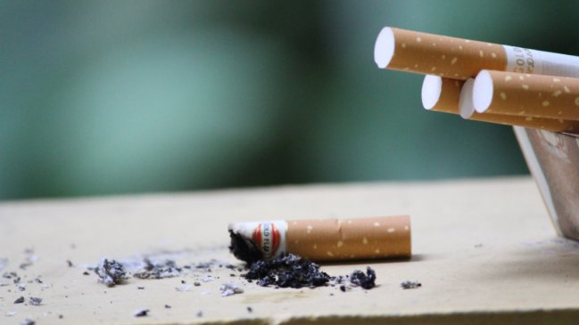   Tomó más de 4.500 descansos para fumar en el trabajo, y fue multado con millonaria cifra 