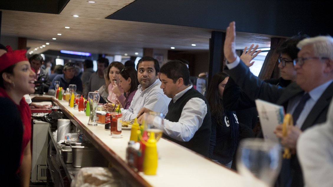 Dueños de restaurantes se oponen a que salario mínimo llegue a 500 mil pesos