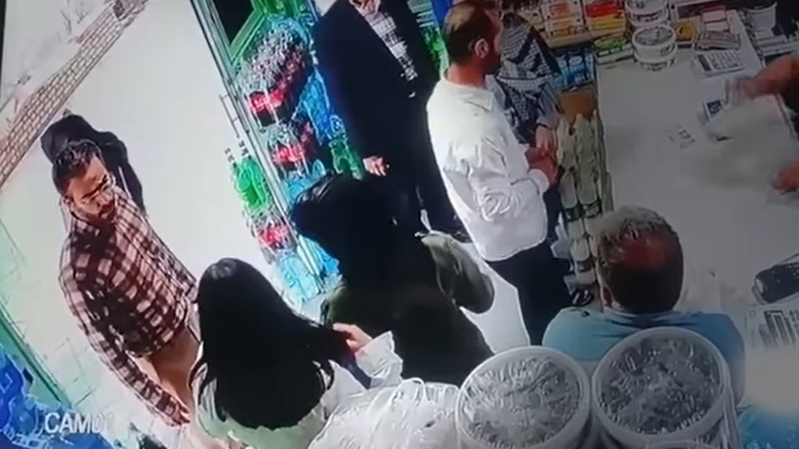 Irán ordenó la detención de dos mujeres que no llevaban velo en una tienda