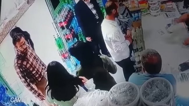 Irán ordenó la detención de dos mujeres que no llevaban velo en una tienda