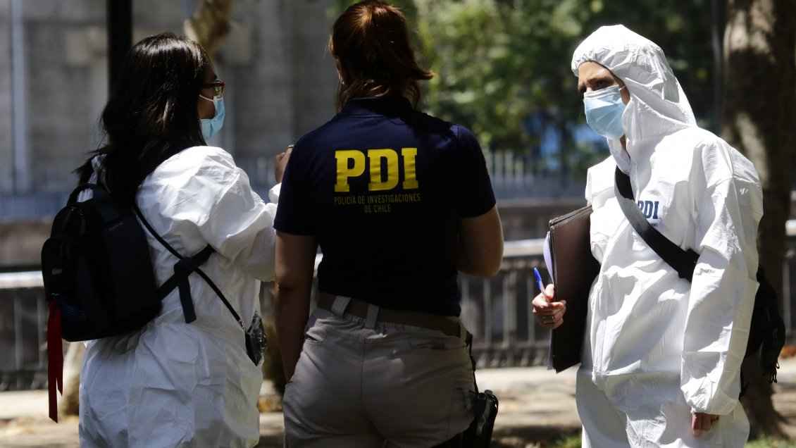 Niño de 8 años cayó desde el piso 22 de un edificio en Santiago Centro