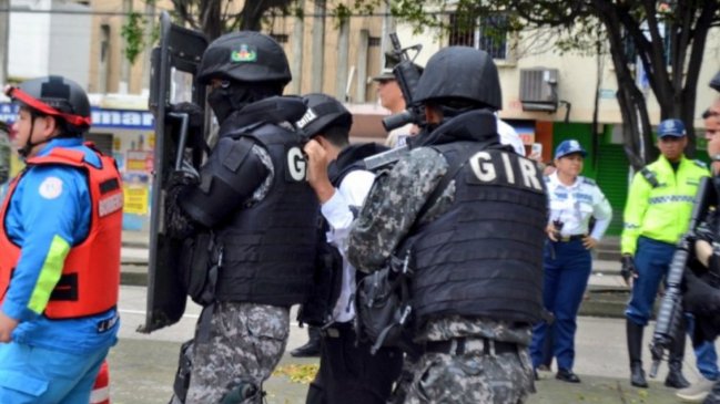 Ecuador decretó toque de queda en zonas golpeadas por la delincuencia y autorizó el porte de armas para autodefensa