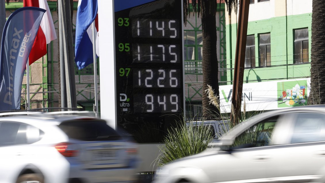 La lista de las bencineras más baratas (y más caras) en las principales ciudades de Chile