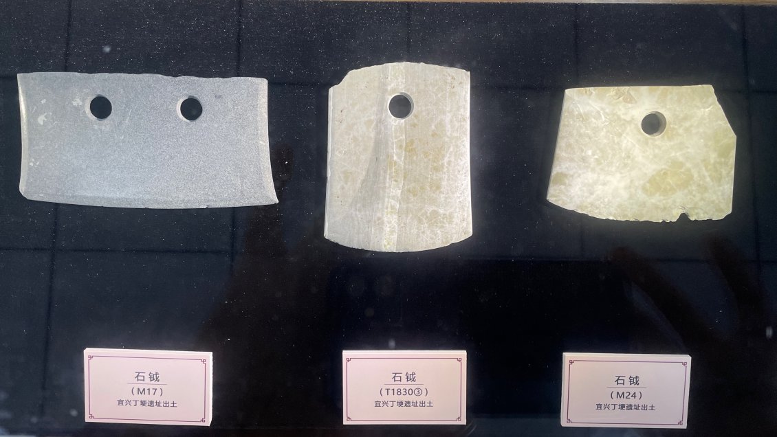 Arqueólogos chinos encontraron hacha de piedra con patrón de tigre de 4.500 años