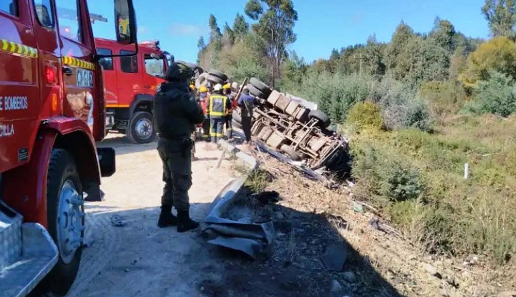 Murió chofer que estuvo varias horas atrapado tras volcar con su camión en Ercilla