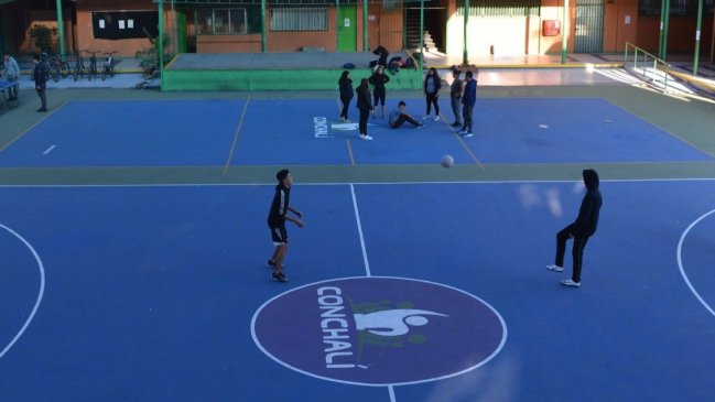 Denuncian que colegio de Conchalí fue fumigado con alumnos y profesores al interior