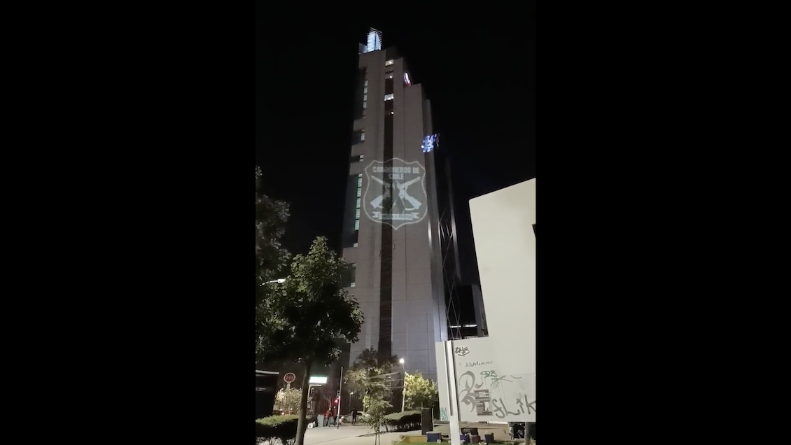 Vecinos realizaron intervención lumínica en edificio Telefónica para homenajear a mártires de Carabineros