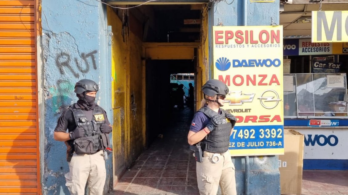 Tres detenidos en allanamiento de la PDI a un cité en Santiago Centro