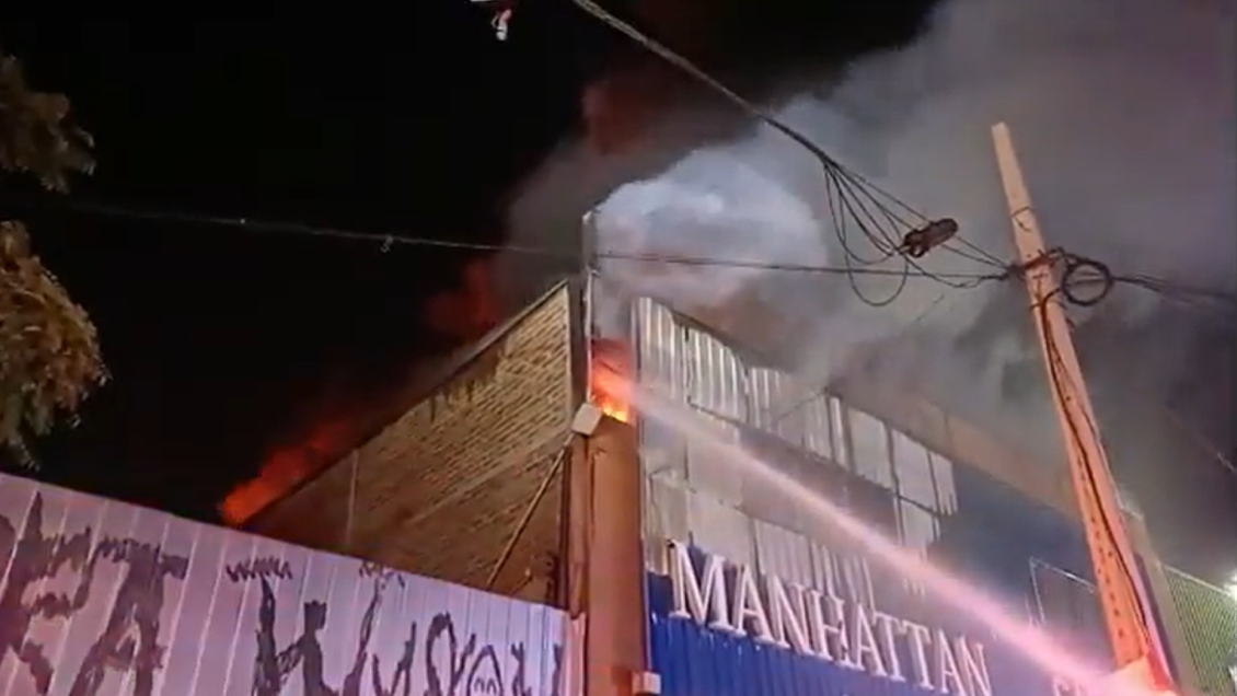 Incendio en bodega de textiles de Independencia deja tres bomberos lesionados