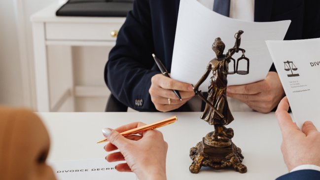 Acosaba a su mujer: Hombre cambió de sexo para evitar ser juzgado por violencia de género