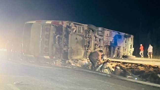 Volcamiento de bus dejó un fallecido y más de una veintena de heridos en Linares