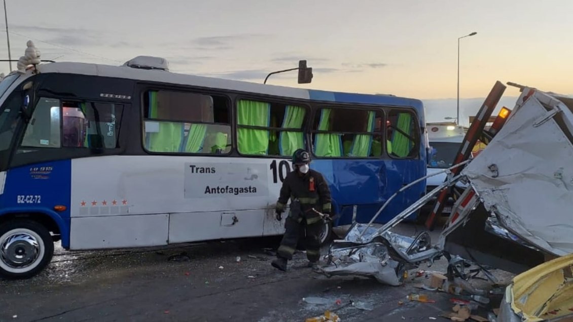 Camión, microbús y camioneta chocaron en Antofagasta: Un fallecido y 11 lesionados
