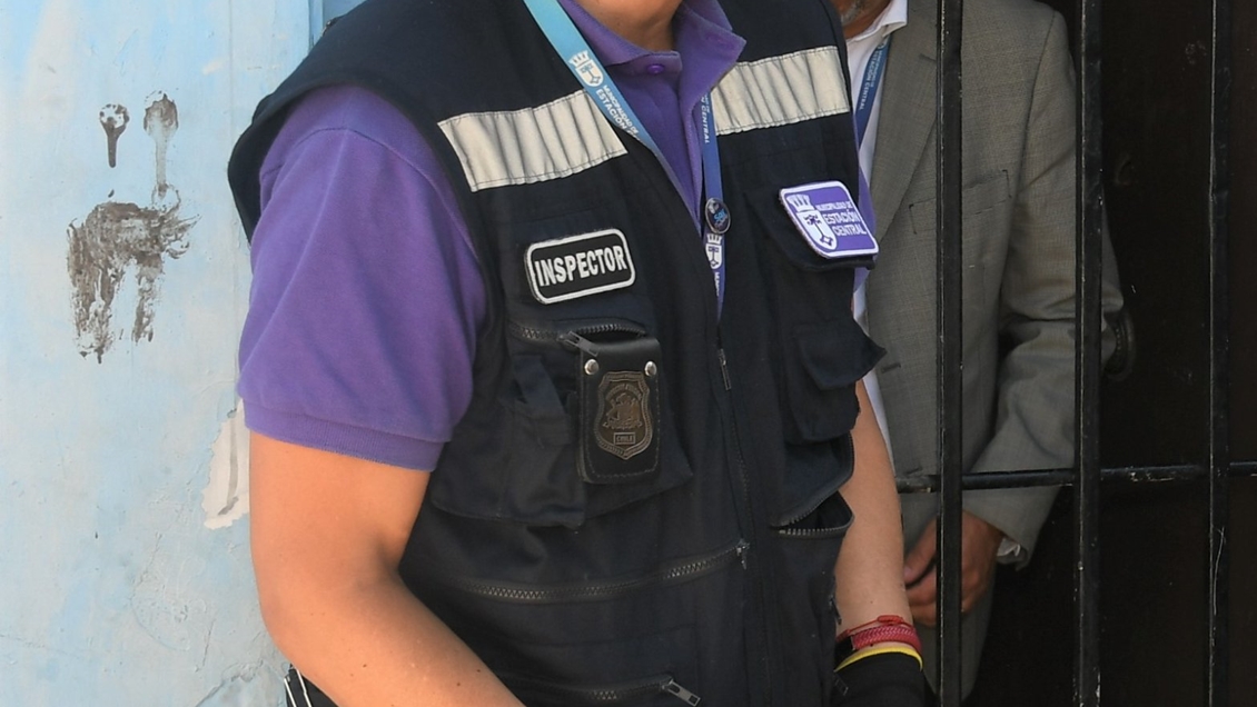 Era ocupado por cientos de migrantes: Municipio demuele ampliaciones de colegio en Villa Francia