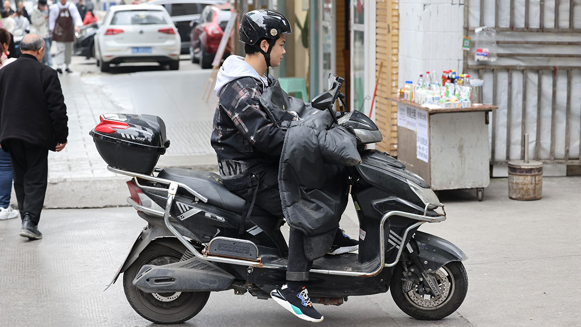 Capital china pondrá chips en motos de delivery para 