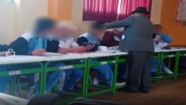 Profesor asistente le cortó el pelo a un estudiante tras considerar que lo tenía muy largo