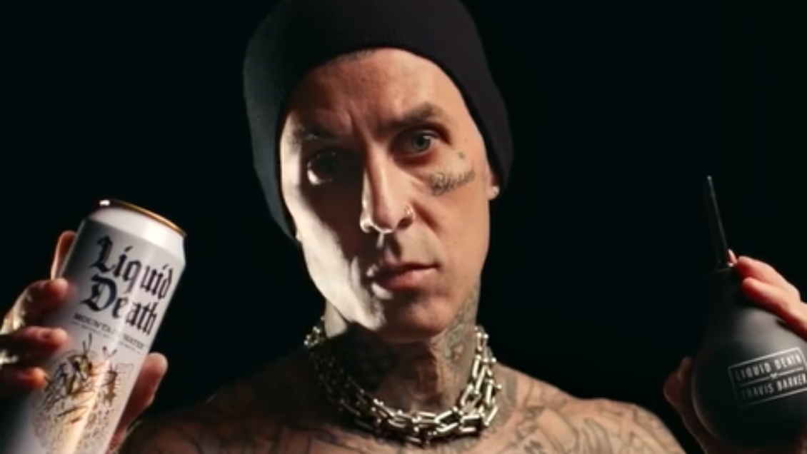 Travis Barker de Blink-182 lanza su propio sistema de lavado anal